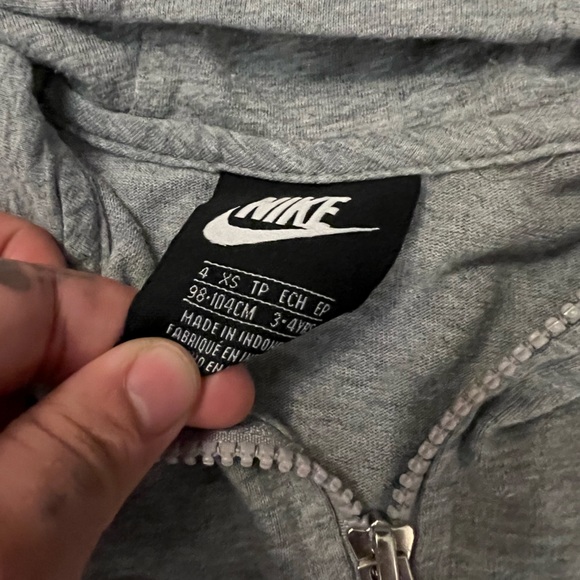Gray Nike sweater Boys XS 3 / 4 Years - Picture 3 of 3